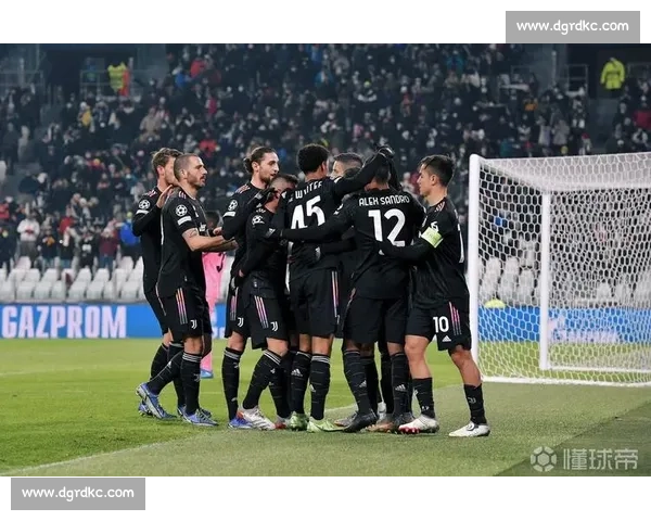 博努奇社交媒体发文引关注：慈善赛飞铲争议后与霍顿合影互动