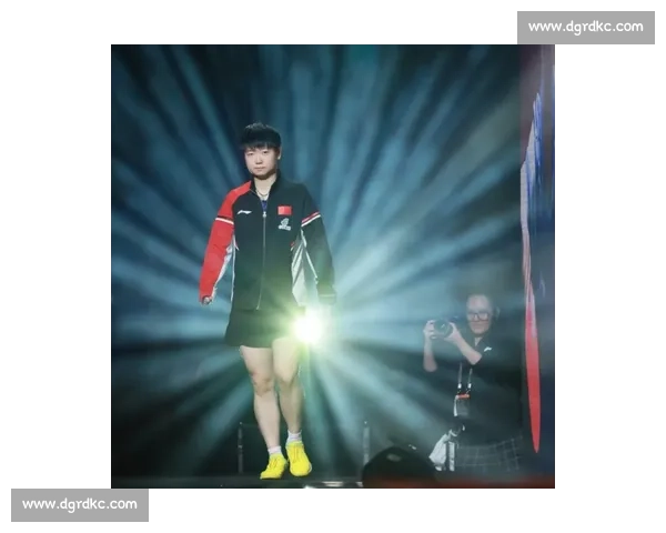 孙颖莎背部力量惊爆体坛!张煜东直播自叹不如:掰手腕我认输 孙颖莎背部力量惊爆体坛!张煜东直播自叹不如:掰手腕我认输