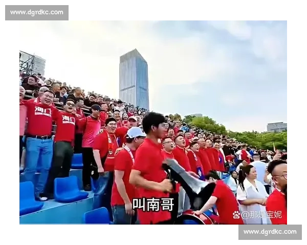 苏超 “微笑裁判” 陆爽火出圈！温柔执法化解冲突，网友：比进球还治愈